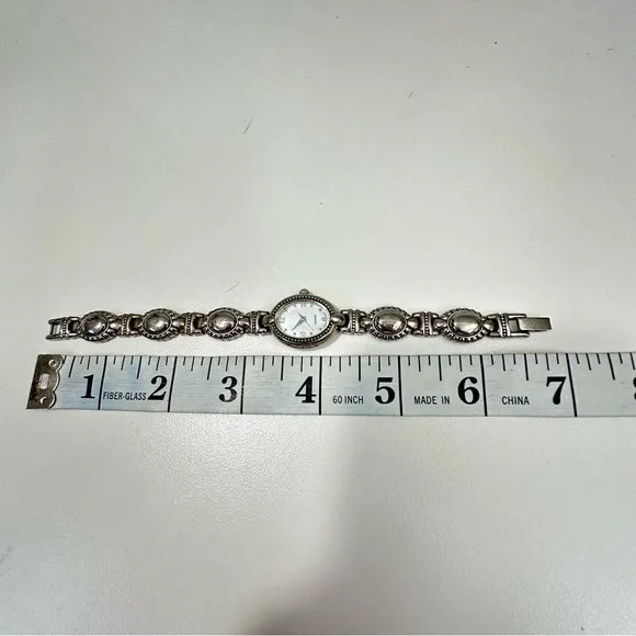 Unbranded Analog Wristwatch with Quartz Movement 7” - Picture 4 of 4